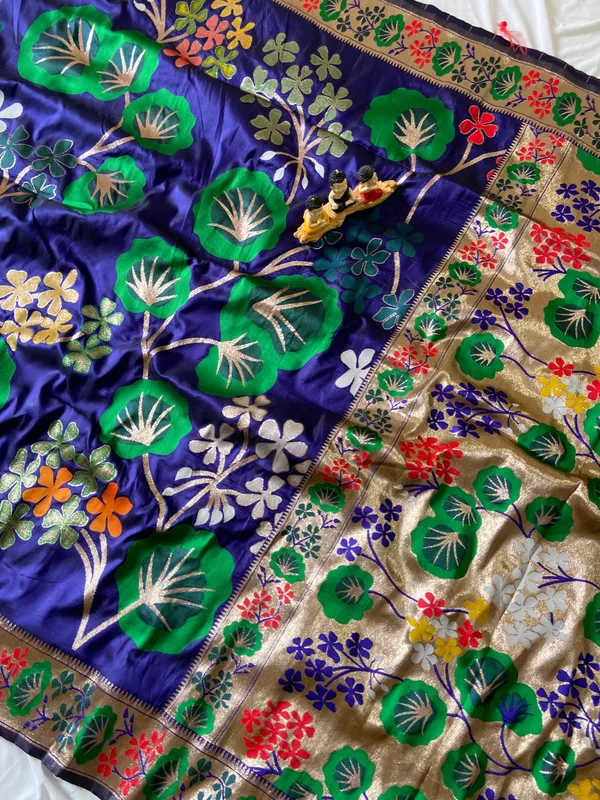 Premium_Soft_Silk_sarees_with_Beautiful_Pallu_Weaving_Zari_With_Attractive_Flower_Design_And_Weaving_Design_Blouse_With_Tassels