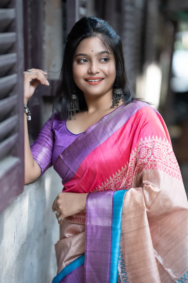 Soft_Tussar_Silk_sarees_with_Beautiful_Print_With_Attractive_Border_And_Contrast_Print_Blouse_With_Tassels