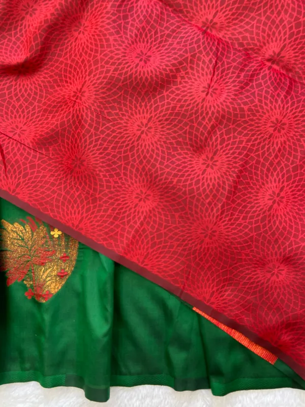 Premium_Soft_Silk_sarees_with_Beautiful_Weaving_Zari_With_Attractive_Two_Tone_Design_And_Weaving_Design_Blouse_With_Tassels