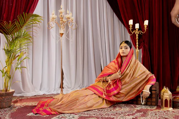Narayana_Pattu_Narayanpet_Silk_sarees_with_Beautiful_Booti_in_Contrast_Pink-Cream_Shades_With_Attractive_Weaving_Gold_Zari_Design_And_Contrast_Blouse_With_Tassels