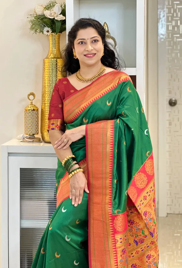 Rajeshri_Green_–_Royal_Wedding_Special_|_Premium_Soft_Paithani_Silk_Saree_with_Weaving_Pattern,_Rich_Pallu_&_Border_&_Weaving_Blouse_with_Tassels