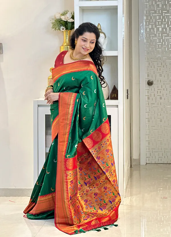 Rajeshri_Green_–_Royal_Wedding_Special_|_Premium_Soft_Paithani_Silk_Saree_with_Weaving_Pattern,_Rich_Pallu_&_Border_&_Weaving_Blouse_with_Tassels