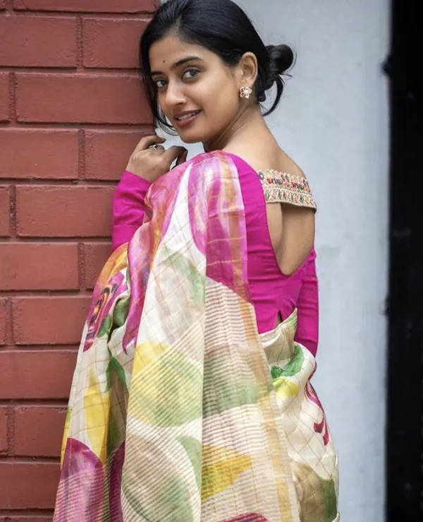Garima_Cream_–_Dignified_Aesthetic_Edit_for_You_|_Soft_Tussar_Silk_Saree_with_Print,_Border_&_Contrast_Print_Blouse_with_Tassels