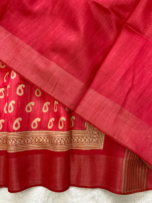 Soft_Tussar_Silk_sarees_with_Beautiful_Print_With_Attractive_Border_And_Contrast_Print_Blouse_With_Tassels