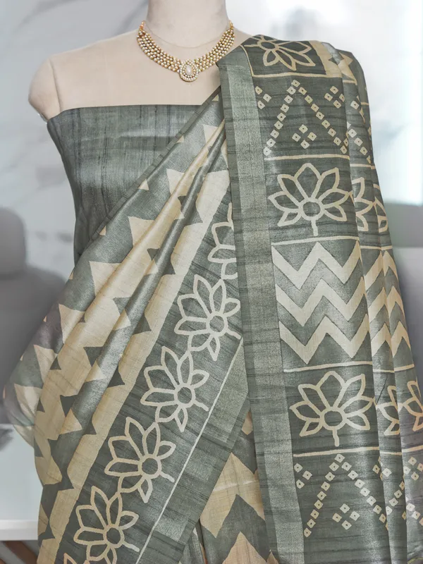 Soft_Tussar_Silk_sarees_with_Beautiful_Digital_Print_With_Attractive_Border_And_Contrast_Print_Blouse_With_Tassels