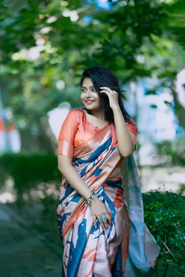 Aarathi_Blue_&_Orange_–_Aarti_Glow_Diwali_Special_|_Soft_Tussar_Silk_Saree_with_Digital_Print,_Checks_Design_Saree_&_Digital_Print_Blouse_with_Tassels