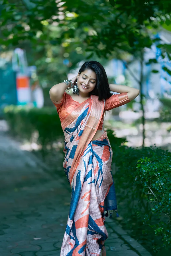 Aarathi_Blue_&_Orange_–_Aarti_Glow_Diwali_Special_|_Soft_Tussar_Silk_Saree_with_Digital_Print,_Checks_Design_Saree_&_Digital_Print_Blouse_with_Tassels