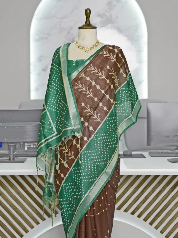 Soft_Tussar_Silk_sarees_with_Beautiful_Digital_Print_With_Attractive_Border_And_Contrast_Print_Blouse_With_Tassels