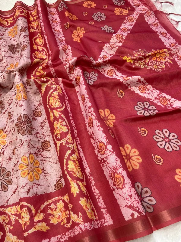 Kabini_Red_–_Zari_Line_Aesthetic_Edit_for_You_|_Soft_Chanderi_Cotton_Saree_with_Digital_Print,_Zari_Line_Saree_&_Digital_Print_Blouse_with_Tassels