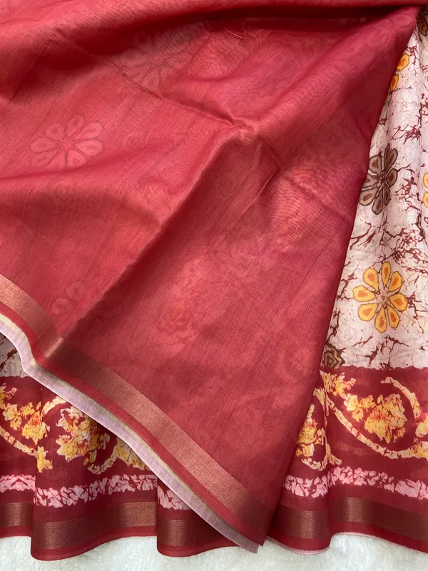 Kabini_Red_–_Zari_Line_Aesthetic_Edit_for_You_|_Soft_Chanderi_Cotton_Saree_with_Digital_Print,_Zari_Line_Saree_&_Digital_Print_Blouse_with_Tassels