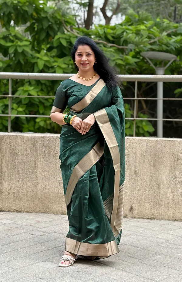 Kashvi_Green_–_Shining_Diwali_Special_|_Soft_Tissue_Cotton_Silk_Saree_with_Weaving,_Border_&_Rich_Pallu,_Sequence_&_Running_Blouse_with_Tassels