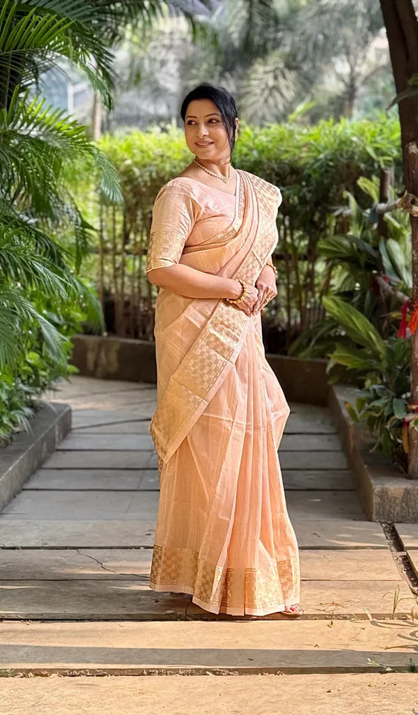 Jagvi_Peach_–_Diwali_Special_|_Soft_Tissue_Silk_Saree_with_Weaving,_Border_&_Rich_Pallu,_Sequence_&_Running_Blouse_with_Tassels