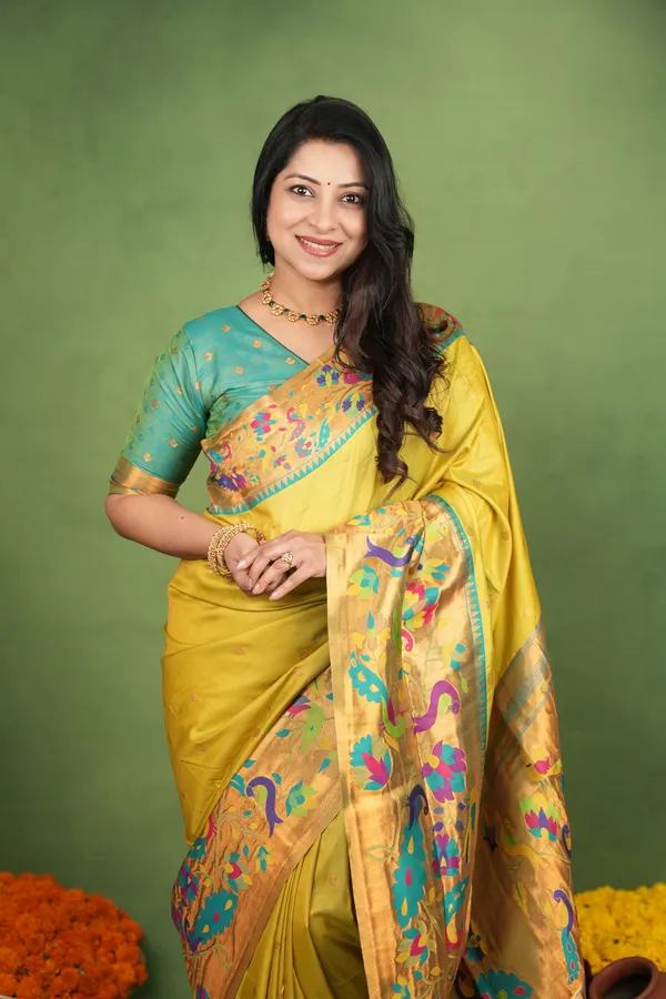 Premium_Soft_Paithani_Silk_sarees_With_Beautiful_Weaving_Pattern_With_Attractive_Rich_Pallu_And_Border_And_Weaving_Blouse_With_Tassels