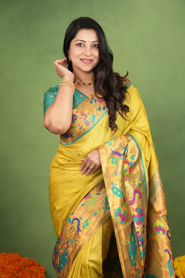 Premium_Soft_Paithani_Silk_sarees_With_Beautiful_Weaving_Pattern_With_Attractive_Rich_Pallu_And_Border_And_Weaving_Blouse_With_Tassels