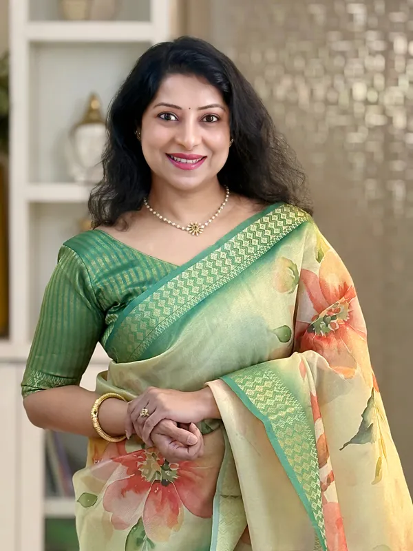 Soft_Tissue_Silk_sarees_with_Beautiful_Digital_Print_With_Attractive_Border_&_Rich_Pallu_With_Sequence_And_Contrast_Print_Blouse_With_Tassels