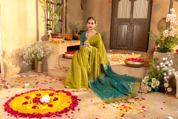 Jasleen_Rama_Green_&_Mehendi_Green_–_Wedding_Special_|_Original_Maheswari_Cotton_Silk_Saree_with_Kanchipuram_Rich_Gold-Toned_Woven_Butti_Zari_Work