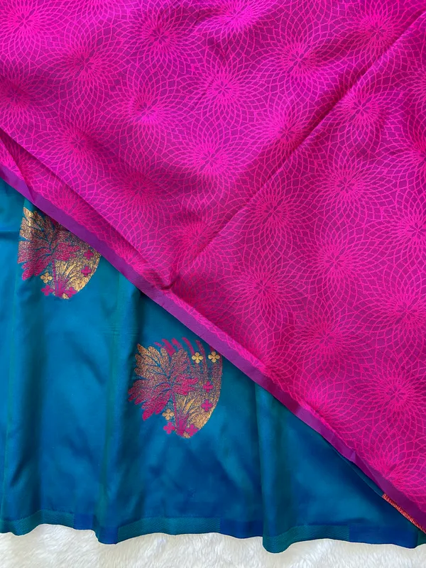 Premium_Soft_Silk_sarees_with_Beautiful_Weaving_Zari_With_Attractive_Two_Tone_Design_And_Weaving_Design_Blouse_With_Tassels