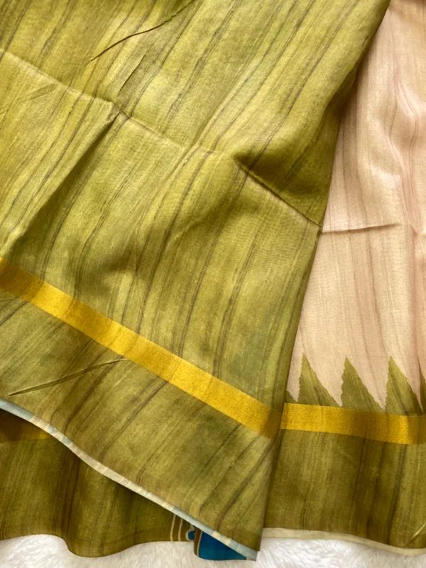 Soft_Tussar_Silk_sarees_with_Beautiful_Print_With_Attractive_Border_And_Contrast_Print_Blouse_With_Tassels