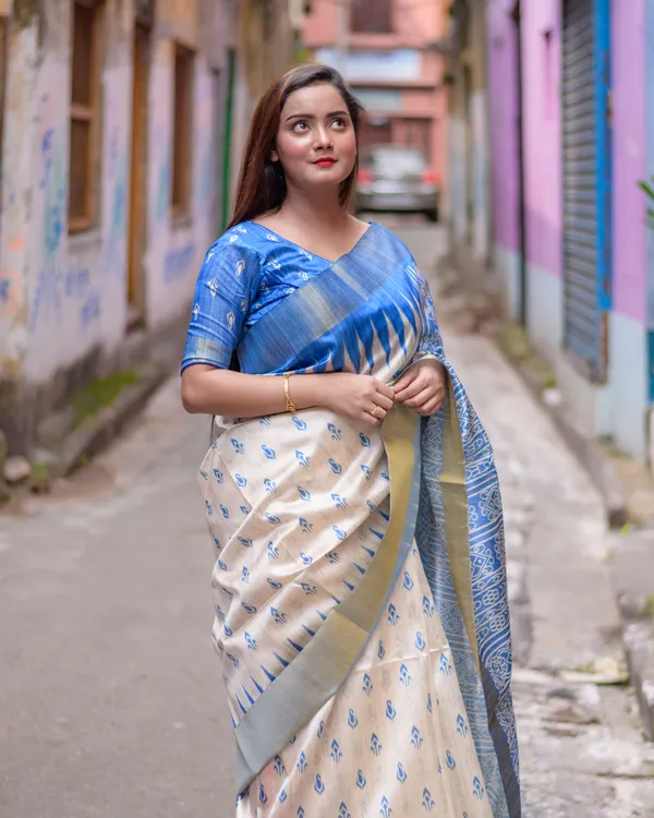 Manjusha_Blue_–_Treasured_Navratri_Special_|_Soft_Tussar_Silk_Saree_with_Print,_Border_&_Contrast_Print_Blouse_with_Tassels
