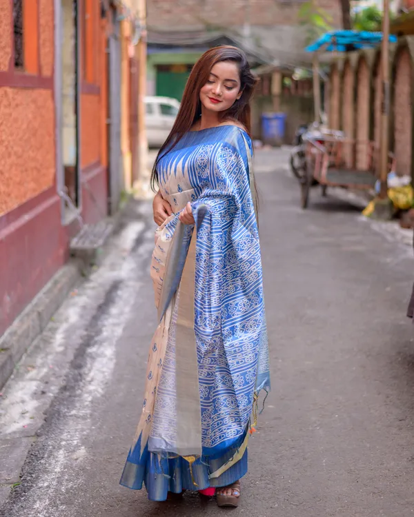 Manjusha_Blue_–_Treasured_Navratri_Special_|_Soft_Tussar_Silk_Saree_with_Print,_Border_&_Contrast_Print_Blouse_with_Tassels