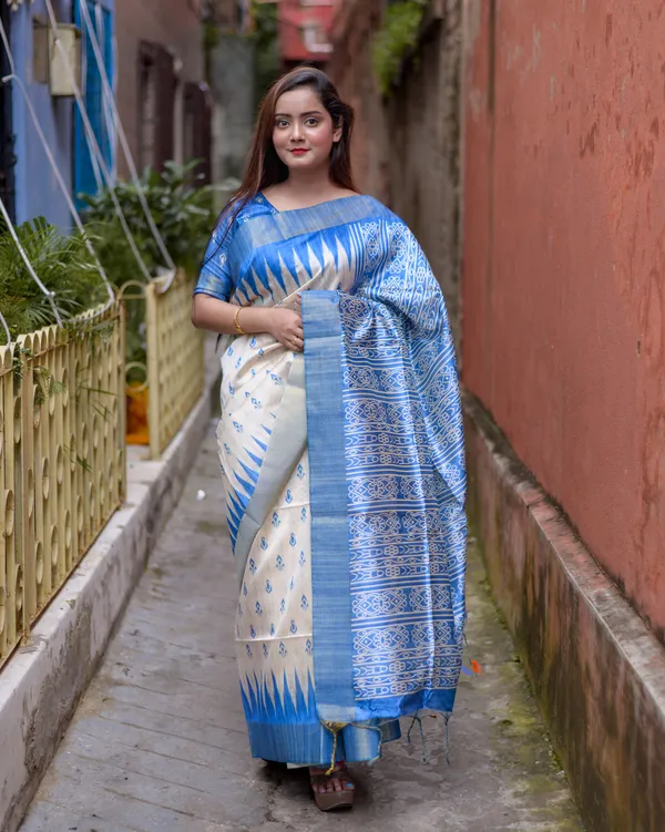 Manjusha_Blue_–_Treasured_Navratri_Special_|_Soft_Tussar_Silk_Saree_with_Print,_Border_&_Contrast_Print_Blouse_with_Tassels