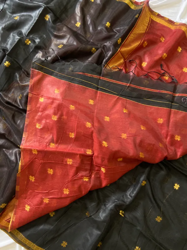 Jasleen_Red_&_Black_–_Wedding_Special_|_Original_Maheswari_Cotton_Silk_Saree_with_Kanchipuram_Rich_Gold-Toned_Woven_Butti_Zari_Work,_Zari_Border