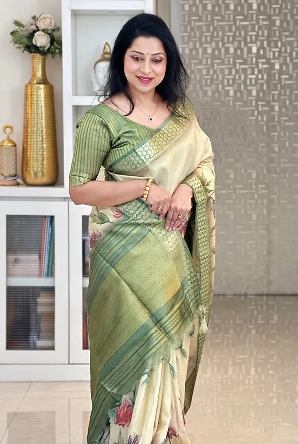 Soft_Tissue_Silk_sarees_with_Beautiful_Digital_Print_With_Attractive_Border_&_Rich_Pallu_With_Sequence_And_Contrast_Print_Blouse_With_Tassels