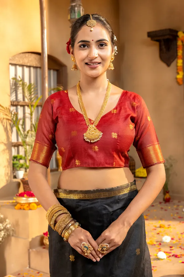 Jasleen_Red_&_Black_–_Wedding_Special_|_Original_Maheswari_Cotton_Silk_Saree_with_Kanchipuram_Rich_Gold-Toned_Woven_Butti_Zari_Work,_Zari_Border