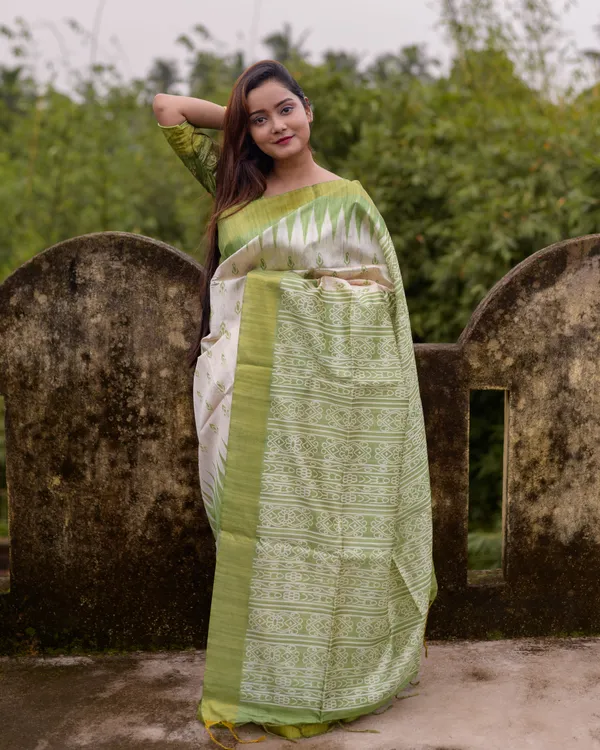 Manjusha_Green_–_Treasured_Navratri_Special_|_Soft_Tussar_Silk_Saree_with_Print,_Border_&_Contrast_Print_Blouse_with_Tassels