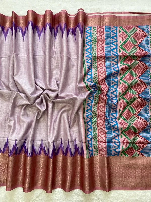 Nikita_Peach_–_Victorious_Aesthetic_Edit_for_You_|_Soft_Kota_Saree_with_Print,_Pallu_&_Contrast_Print_Blouse_with_Tassels