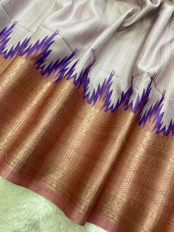 Nikita_Peach_–_Victorious_Aesthetic_Edit_for_You_|_Soft_Kota_Saree_with_Print,_Pallu_&_Contrast_Print_Blouse_with_Tassels