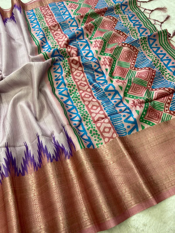 Nikita_Peach_–_Victorious_Aesthetic_Edit_for_You_|_Soft_Kota_Saree_with_Print,_Pallu_&_Contrast_Print_Blouse_with_Tassels
