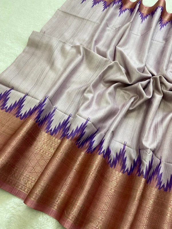 Nikita_Peach_–_Victorious_Aesthetic_Edit_for_You_|_Soft_Kota_Saree_with_Print,_Pallu_&_Contrast_Print_Blouse_with_Tassels