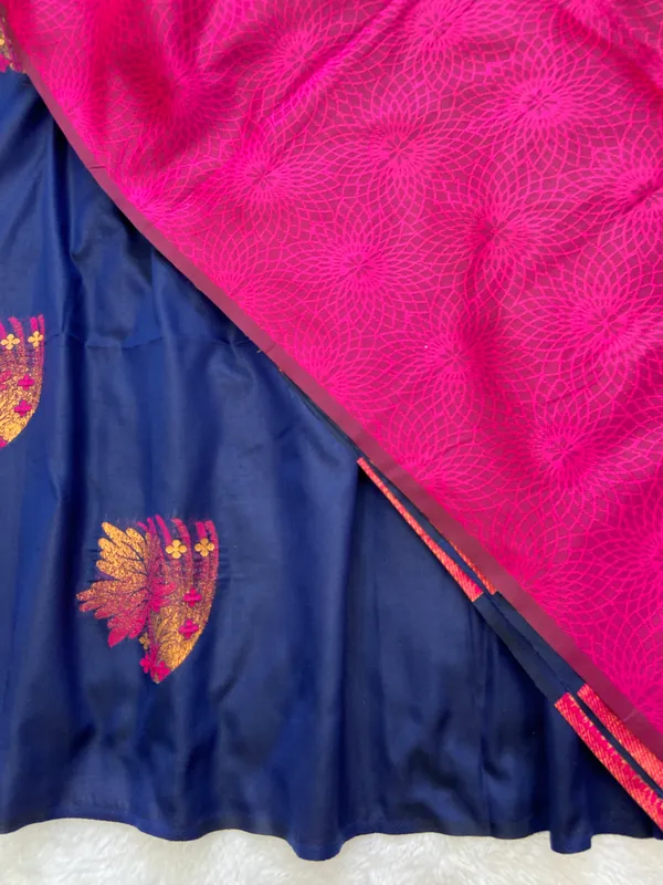 Premium_Soft_Silk_sarees_with_Beautiful_Weaving_Zari_With_Attractive_Two_Tone_Design_And_Weaving_Design_Blouse_With_Tassels