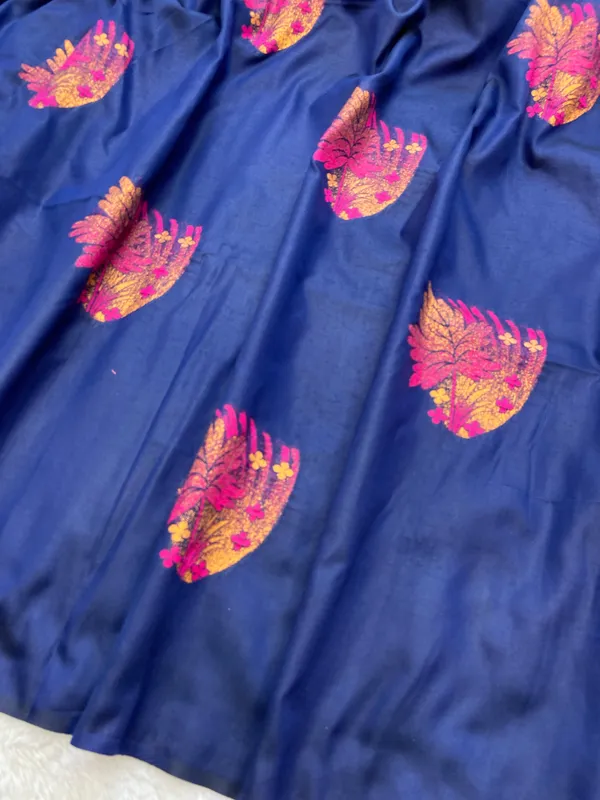 Premium_Soft_Silk_sarees_with_Beautiful_Weaving_Zari_With_Attractive_Two_Tone_Design_And_Weaving_Design_Blouse_With_Tassels