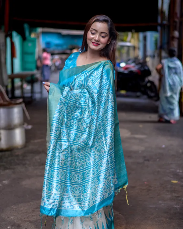 Soft_Tussar_Silk_sarees_with_Beautiful_Print_With_Attractive_Border_And_Contrast_Print_Blouse_With_Tassels