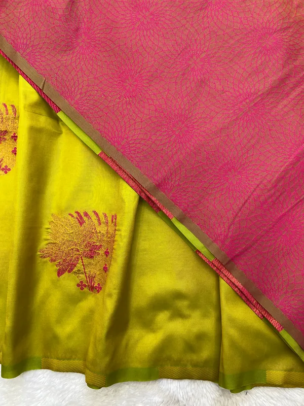 Premium_Soft_Silk_sarees_with_Beautiful_Weaving_Zari_With_Attractive_Two_Tone_Design_And_Weaving_Design_Blouse_With_Tassels