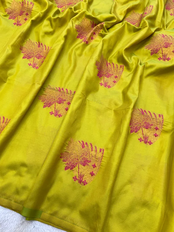 Premium_Soft_Silk_sarees_with_Beautiful_Weaving_Zari_With_Attractive_Two_Tone_Design_And_Weaving_Design_Blouse_With_Tassels
