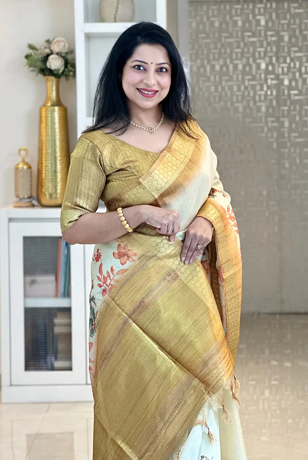 Soft_Tissue_Silk_sarees_with_Beautiful_Digital_Print_With_Attractive_Border_&_Rich_Pallu_With_Sequence_And_Contrast_Print_Blouse_With_Tassels