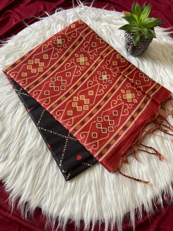 Soft_Tussar_Silk_sarees_with_Beautiful_Digital_Print_With_Attractive_Border_And_Contrast_Print_Blouse_With_Tassels