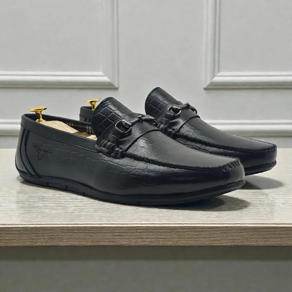 Freacksters_Black_Croco-Pattern_Leather_Slip-On_Loafers_–_Sophisticated_Elegance