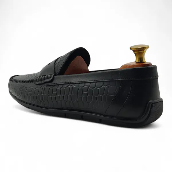 Freacksters_Black_Croco-Pattern_Leather_Slip-On_Loafers_–_Bold_Elegance