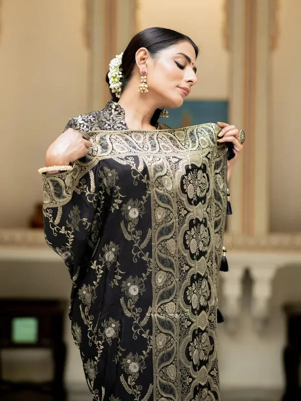 Blissful_Black_Soft_Silk_Saree_With_Angelic_Blouse_Piece