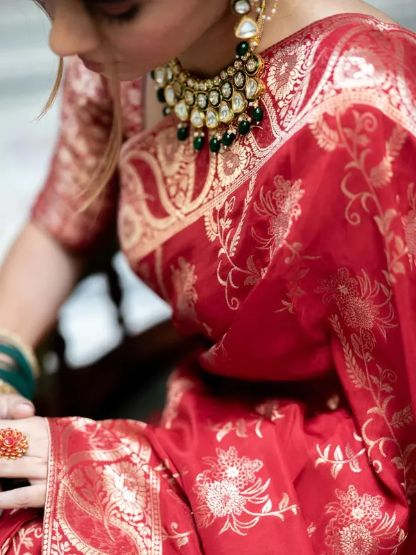 Bucolic_Red_Soft_Silk_Saree_With_Traditional_Blouse_Piece