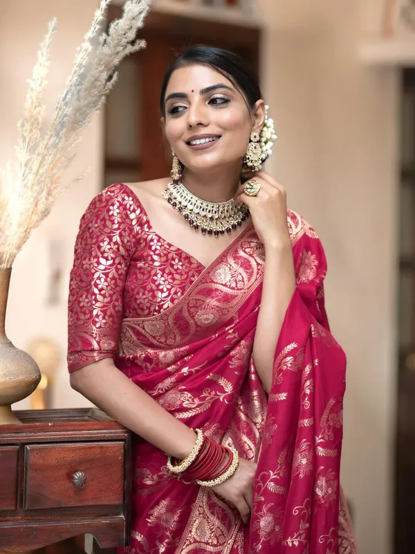 Chatoyant_Dark_Pink_Soft_Silk_Saree_With_Chatoyant_Blouse_Piece