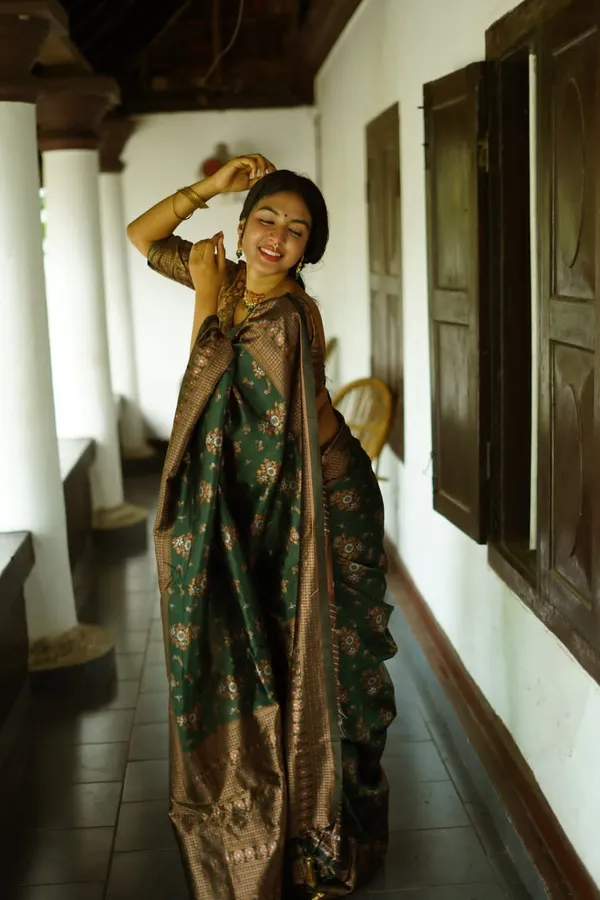 Diaphanous_Dark_Green_Paithani_Silk_Saree_With_Beleaguer_Blouse_Piece