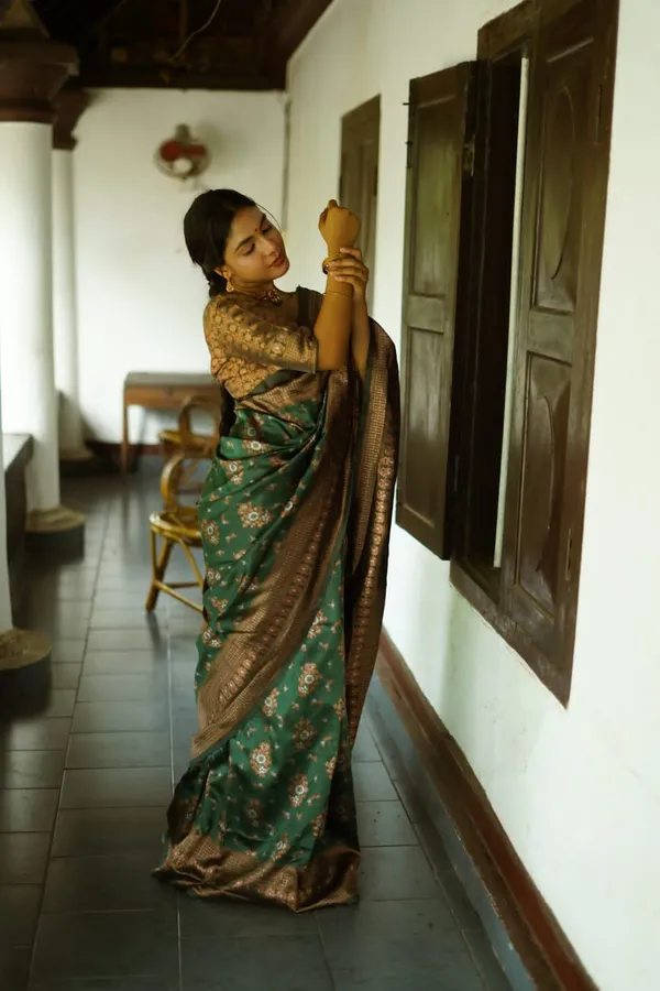 Diaphanous_Dark_Green_Paithani_Silk_Saree_With_Beleaguer_Blouse_Piece