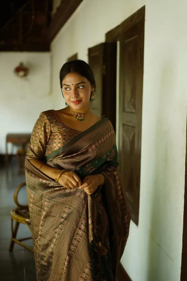 Diaphanous_Dark_Green_Paithani_Silk_Saree_With_Beleaguer_Blouse_Piece