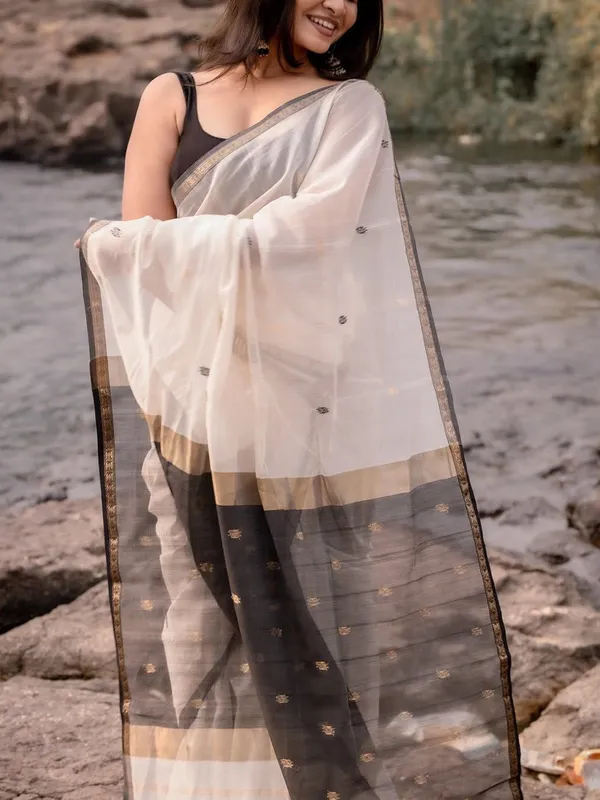 Flattering__Cotton_Silk_Saree_With_Extraordinary_Blouse_Piece