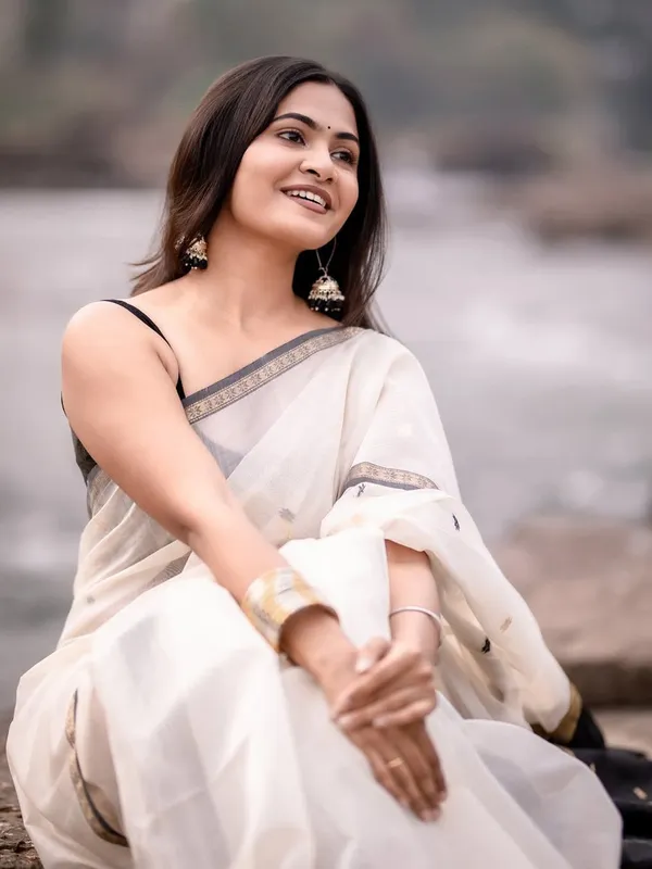Flattering__Cotton_Silk_Saree_With_Extraordinary_Blouse_Piece
